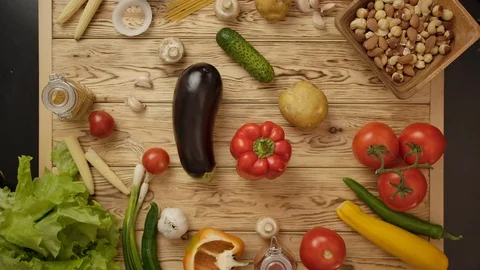 People taking one by one vegetables from table Vidéo 119954927