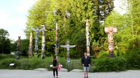 People taking picture in front of native totem poles Video stock 62651793