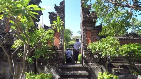 People at the Temple Split Gate Entrance, Kuta, Bali, Indonesia 库存影片 304547441