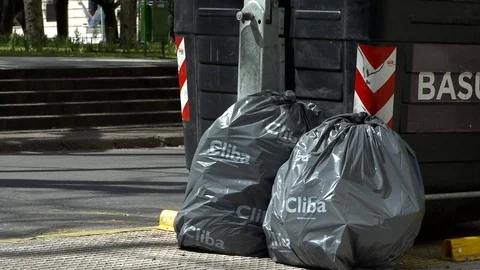 People throwing waste in the trash Video stock 81991765
