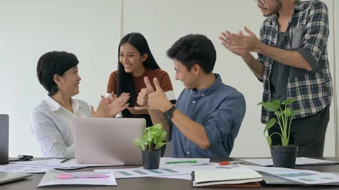 People thumbs up and clapping hand for good idea. Stock Footage 106667419