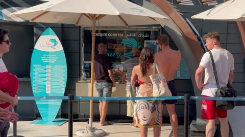 People at the ticket counter at JBR Beach. Dubai UAE 4 September 2026. Vidéo 345286961