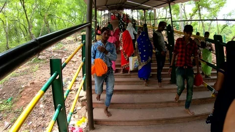People towards Ratangarh Devi temple Stock-Footage 112585254