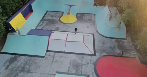 People train to do tricks at skate park Video stock 103242123