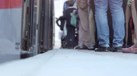 People in a train platform Видео 50518725
