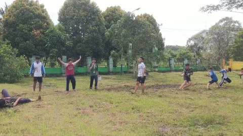 People in two teams in a tug-of-war competition to celebrate 79 years 库存影片 282229114