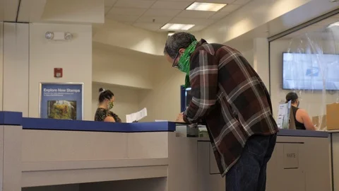 People At The US Post Office During Pandemic 스톡 동영상 128754383