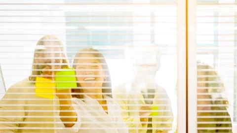 People using adhesive notes during a brainstorming meeting Foto stock