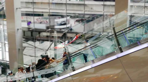 People using the escalator in Shopping Mall. Stock-Footage 62854101
