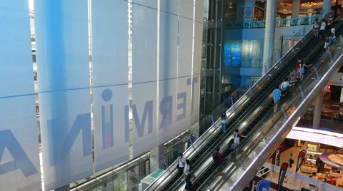 People using the escalator in Terminal 21 Shopping Mall Bangkok. Stock-Footage 62853954
