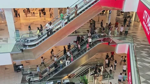 People using escalators in shopping mall Vidéo 315359734