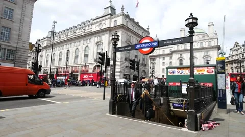 People using the under ground tube Piccadilly Circus station Video stock 65007290