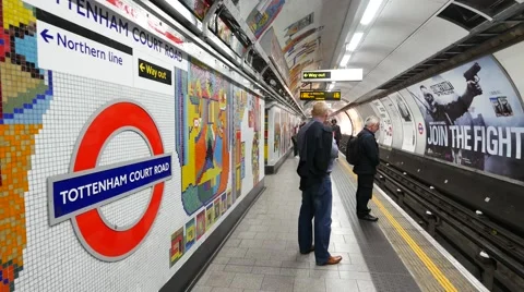 People using the under ground tube Tottenham Court Road statio Video stock 65007325