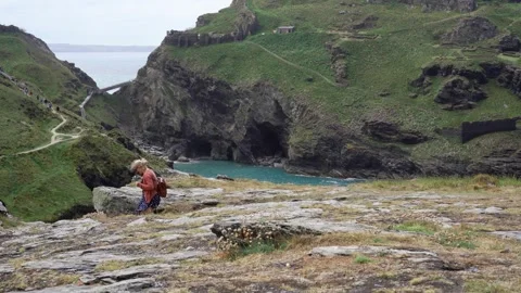 People on vacation walking on cliff path to Tintagel Castle Видео 280717364