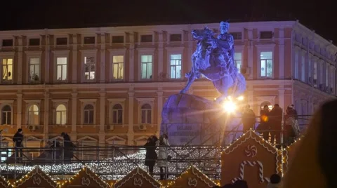 People at Viewing Platform at Christmas Fair Memorial Kiosks Illuminated With 動画素材 59132380