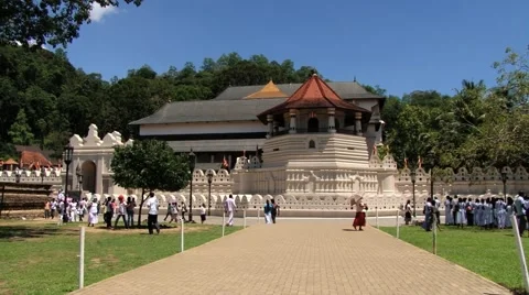 People visit Temple of Tooth (Dalada Maligava) in Kandy, Sri Lanka. Video stock 64235929