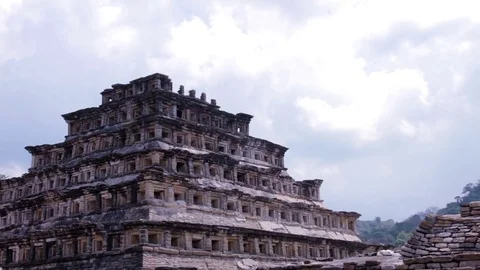 People visiting the pyramids in the archaeological zone of "Tajin" en Veracruz. Stock Footage 77377059