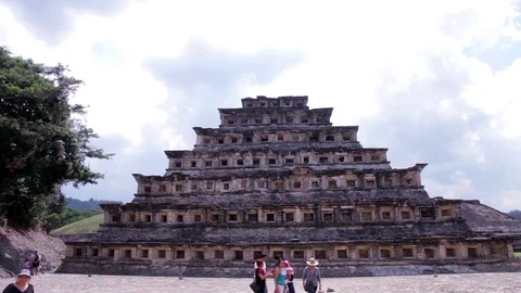People visiting the pyramids in the archaeological zone of "Tajin" en Veracruz. Stock Footage 77377751