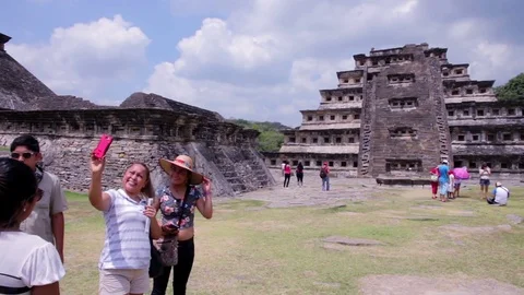 People visiting the pyramids in the archaeological zone of "Tajin" en Veracruz. Stock Footage 77377811