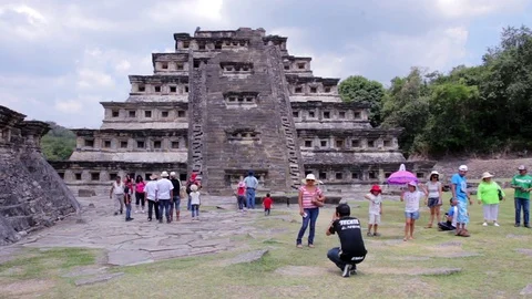 People visiting the pyramids in the archaeological zone of "Tajin" en Veracruz. Stock Footage 77405649