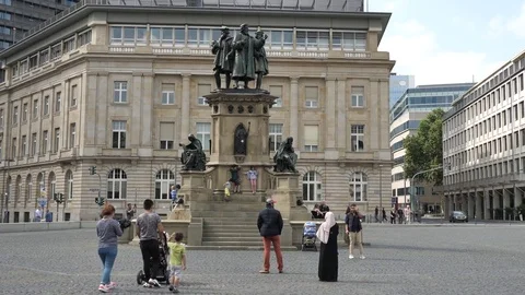 People Visiting The Roßmarkt Square Statue Frankfurt Germany Stock Footage 80818543