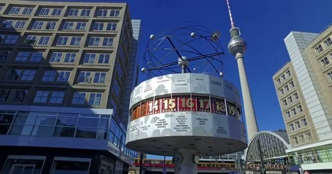 People visiting World clock and TV Tower in Alexanderplatz, Berlin. Vidéo 73217569