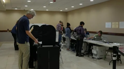 People Voting In The U.S., Contemporary Stockbeeldmateriaal 132595112