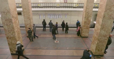 People wait and walk in undergraund Vidéo 73227933