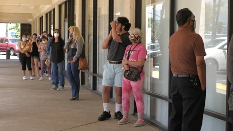 People Wait In Line To Get COVID test Vídeos de archivo 130394402