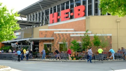 People wait in line outside HEB Grocery store during corona virus Video stock 126950663