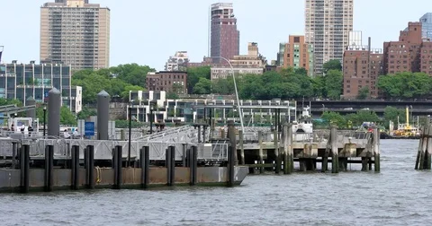 People wait in line on the Pier 11 Ferry Terminal in Manhattan Vídeo Stock 77935381