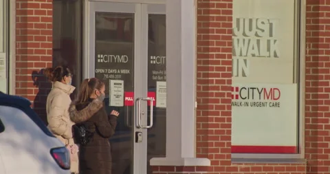 People wait on long line to get Covid Test at CITY MD on Staten Island 库存影片 143812832