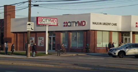 People wait on long line to get Covid Test at CITY MD on Staten Island 库存影片 143812867