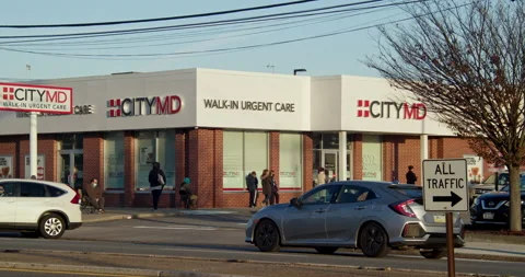 People wait on long line to get Covid Test at CITY MD on Staten Island 库存影片 143812983