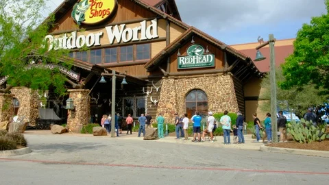 People wait in long line outside Bass Pro Shops retailer Stock-Footage 126956571