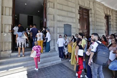 People wait outside the Spanish Consulate in Havana amid uncertanty over, Cuba - Stock Photos