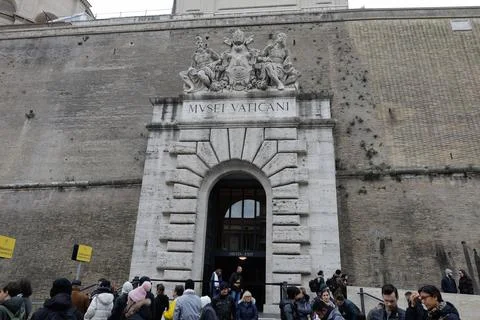 People wait in queue to enter the Vatican Museum. Foto stock