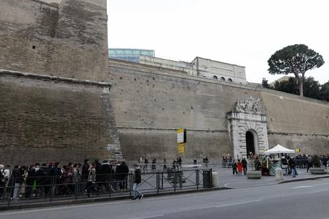 People wait in queue to enter the Vatican Museum. Foto stock