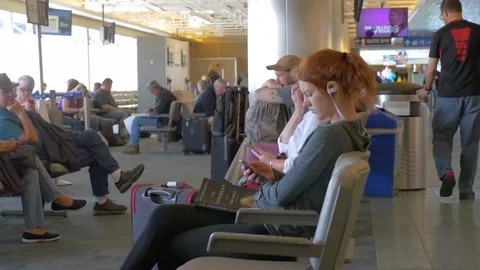 People waiting At Airport b Vídeo Stock 89510853