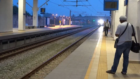 People waiting and step in the train when the train arriving Video stock 110958007