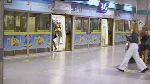 People waiting for arrival subway in underground subway station platform wh.. Stock Footage 339570048