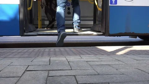 People waiting the bus Vidéo 73031293
