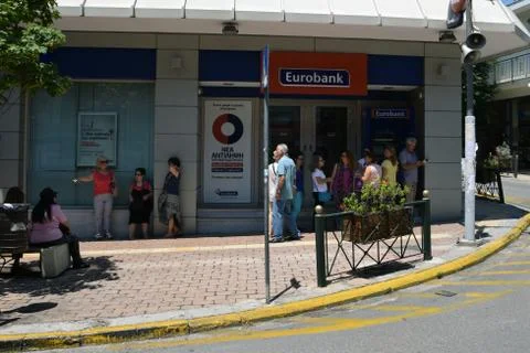 People waiting cashpoint queue Foto stock