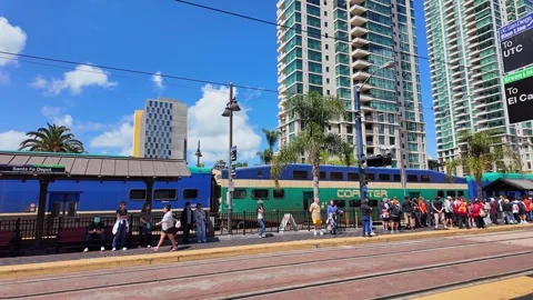 People waiting for the Coaster commuter train at Santa Fe Depot station in Vídeos de archivo 339974032