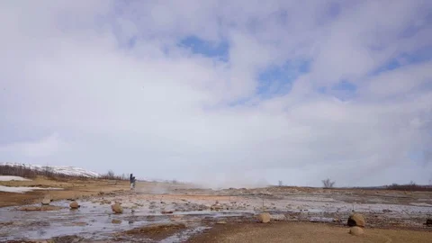 People waiting for the geyser to explode from the ground in Iceland - wide 库存影片 128743852