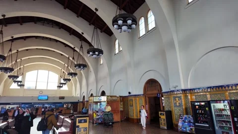 People waiting inside Santa Fe Depot historical train station in San Diego Vídeos de archivo 339974340