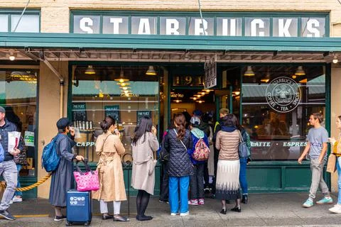 People waiting in long queue to get in first Starbucks shop of Pike Place Mar Stock Photos
