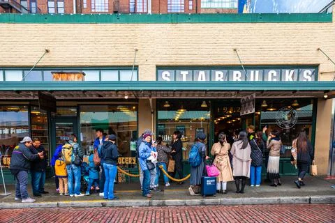 People waiting in long queue to get in first Starbucks shop of Pike Place Mar Stock Photos