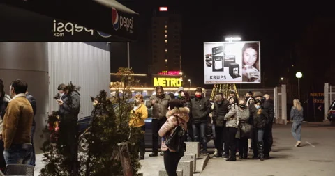 People waiting in queue for Black Friday sale in tech supermarket store Video stock 144711328