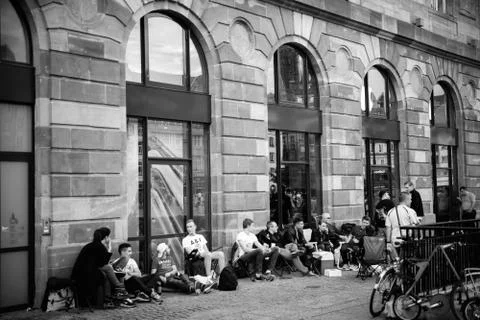 People waiting in queue for the new Apple iphone launch Stock Photos